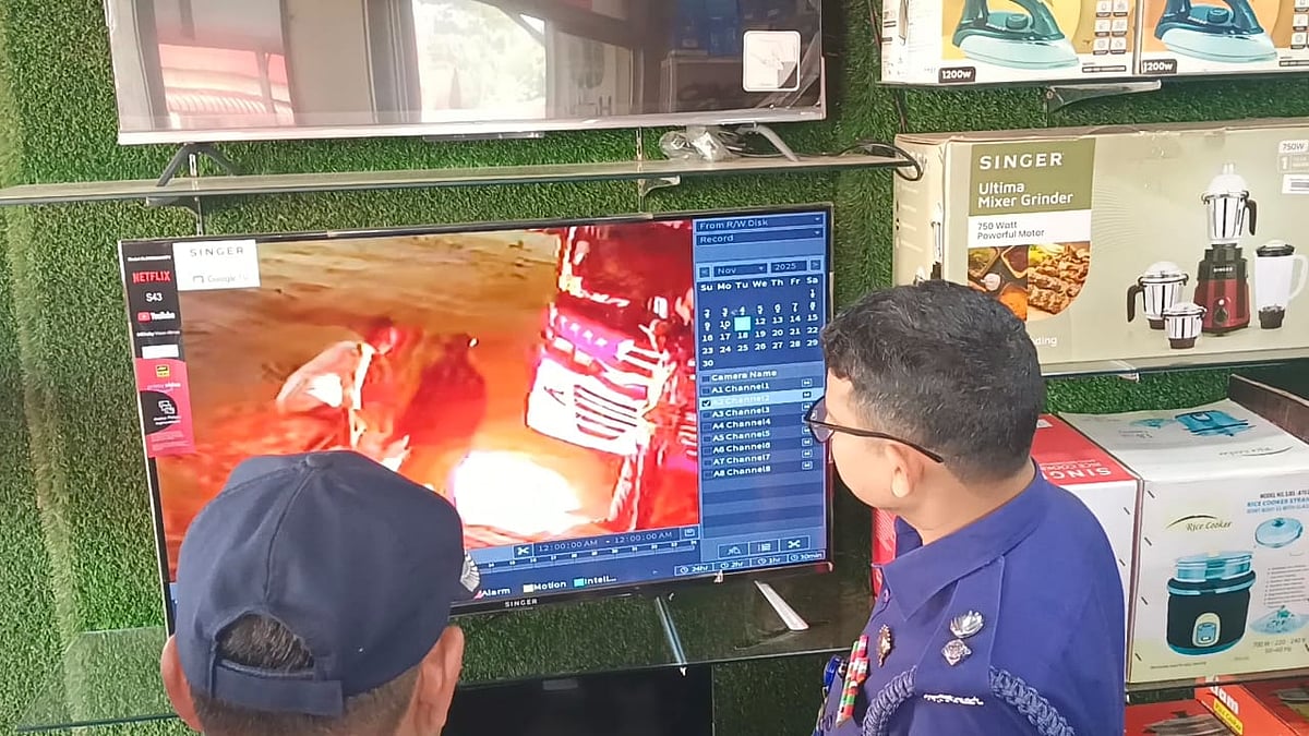 ময়মনসিংহের ফুলবাড়িয়ায় বাসে আগুন দেওয়ার ঘটনা ভিডিও হয়েছে পাশের একটি সিসিটিভি ক্যামেরায়। পরে পুলিশের কর্মকর্তারা ওই ভিডিও দেখেন। আজ মঙ্গলবার দুপুরে ফুলবাড়িয়া-কেশরগঞ্জ সড়কের ভালুকজান এলাকায়