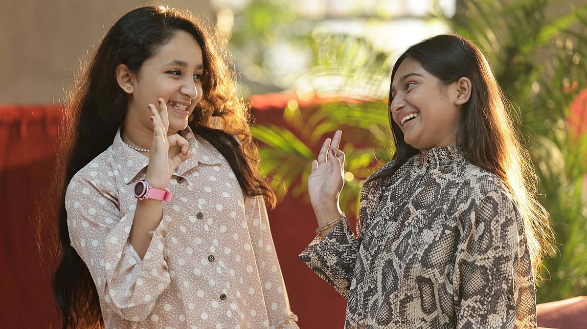 হাতের অঙ্গভঙ্গিতে ইংরেজিতে সুরে সুরে ‘সিক্স সেভেন’ বলছে জেন আলফা