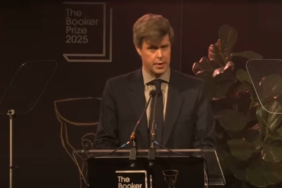 পুরস্কার গ্রহণ অনুষ্ঠানে হাঙ্গেরীয়-ব্রিটিশ লেখক ডেভিড সা-লাই