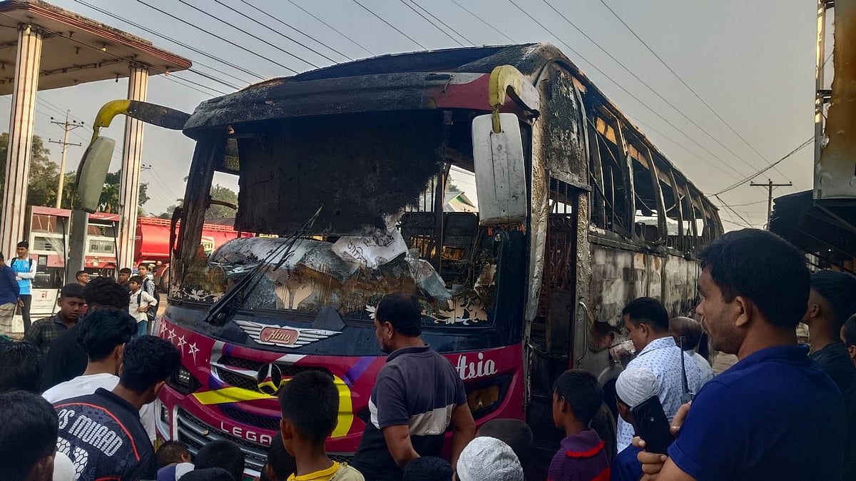 ফুলবাড়িয়া উপজেলার ভালুকজান এলাকায় গতকাল সোমবার রাতে বাসে আগুন দিয়েছে দুর্বৃত্তরা। আজ মঙ্গলবার সকালে তোলা