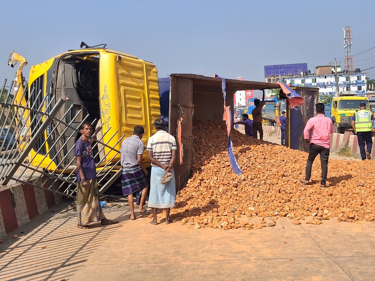 কংক্রিট বোঝাই ট্রাক উল্টে বন্ধ হয়ে গেছে ঢাকা-চট্টগ্রাম মহাসড়কের একাংশ। ছবিটি আজ দুপুর একটায় মিরসরাইয়ের বারইয়ারহাট পৌর বাজারে ঢাকা-চট্টগ্রাম মহাসড়ক থেকে তোলা