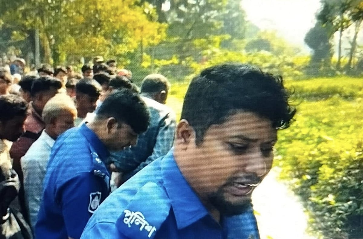 লাশ দেখতে মানুষের ভিড়। আজ সকালে তোলা