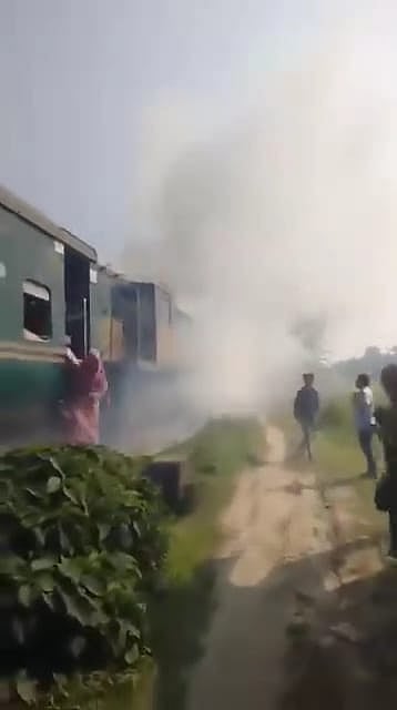 ময়মনসিংহে ট্রেনের ইঞ্জিনে যান্ত্রিক ত্রুটির কারণে অগ্নিকাণ্ডের ঘটনা ঘটেছে। আজ মঙ্গলবার