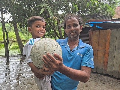 বাবার কোলে শিশু সোহান। সম্প্রতি মতলব উত্তর উপজেলার সাড়ে পাঁচআনী গ্রামে