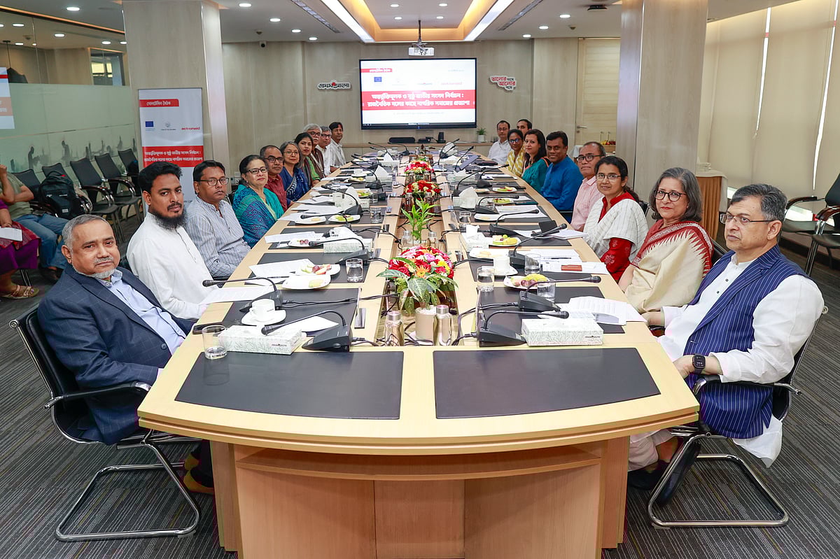 ‘অন্তর্ভুক্তিমূলক ও সুষ্ঠু জাতীয় সংসদ নির্বাচন: রাজনৈতিক দলের কাছে নাগরিক সমাজের প্রত্যাশা’ শীর্ষক গোলটেবিল বৈঠকে অংশগ্রহণকারীরা। ২৭ অক্টোবর ২০২৫, ঢাকার প্রথম আলো কার্যালয়ে