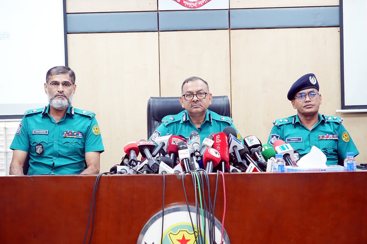সংবাদ সম্মেলনে কথা বলেন ঢাকা মহানগর পুলিশের (ডিএমপি) কমিশনার শেখ মো. সাজ্জাত আলী। আজ মঙ্গলবার বিকেলে রাজধানীর মিন্টো রোডে ডিএমপির মিডিয়া সেন্টারে