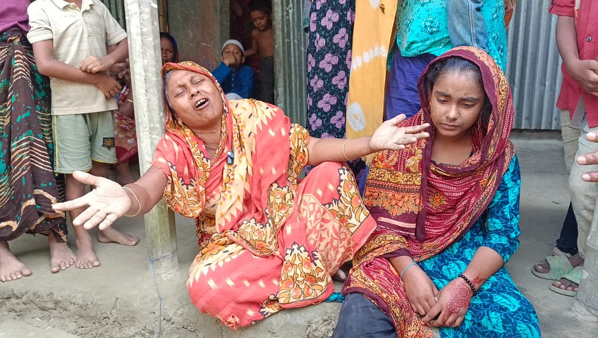 বাসচালক জুলহাসের মৃত্যুতে চিৎকার করে কান্না করছিলেন তাঁর মা সাজেদা আক্তার ও স্বজনেরা। আজ দুপুরে ময়মনসিংহের ফুলবাড়িয়া উপজেলার ভালুকজান গ্রামে