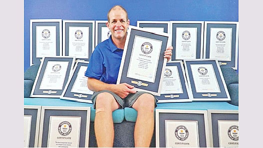 নিজের নাম লেখা কাগজ হাতে ডেভিড রাশ