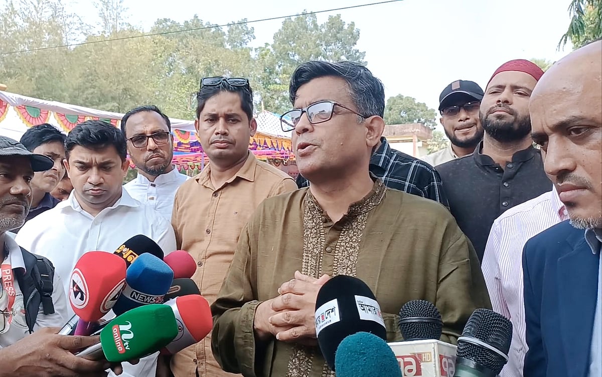 কুমিল্লার চৌদ্দগ্রামের কুলিয়ারা উচ্চবিদ্যালয়ে অনুষ্ঠান শেষে সাংবাদিকদের সঙ্গে কথা বলেন প্রেস সচিব। আজ মঙ্গলবার