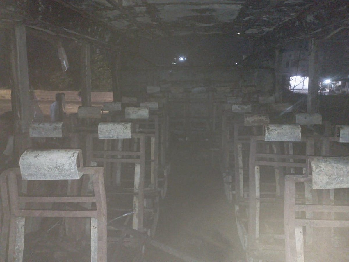 গাজীপুর মহানগরীর চক্রবর্তী এলাকায় দুবৃত্তদের আগুনে বাসের বেশ কিছু আসনসহ যন্ত্রাংশ পুড়ে যায়