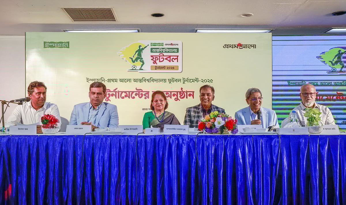 ইস্পাহানি-প্রথম আলো আন্তবিশ্ববিদ্যালয় ফুটবলের ড্র অনুষ্ঠানে (বাঁ থেকে) উৎপল শুভ্র, ওমর হান্নান, জাহিদা ইস্পাহানি, আশরাফউদ্দিন আহমেদ চুন্নু, মতিউর রহমান ও ইমতিয়াজ সুলতান জনি