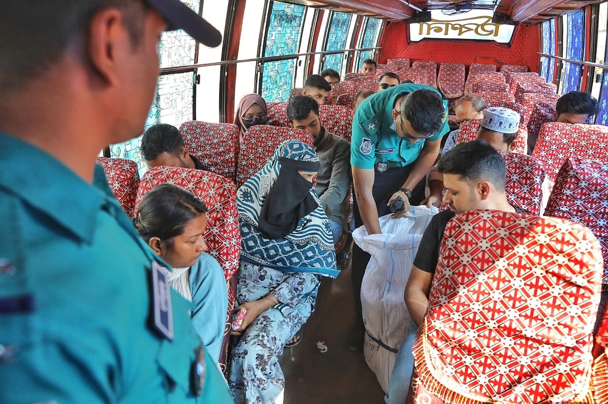 কার্যক্রম নিষিদ্ধ আওয়ামী লীগের অনলাইনে ঘোষিত ‘লকডাউন’ কর্মসূচি ঠেকাতে ব্যাপক প্রস্তুতি নিয়েছে আইনশৃঙ্খলা রক্ষাকারী বাহিনী। এর অংশ হিসেবে রাজধানীর প্রবেশপথে তল্লাশি চালাচ্ছেন পুলিশের সদস্যরা। মঙ্গলবার দুপুরে ঢাকা-নারায়ণগঞ্জ মহাসড়কের সাইনবোর্ড এলাকায়