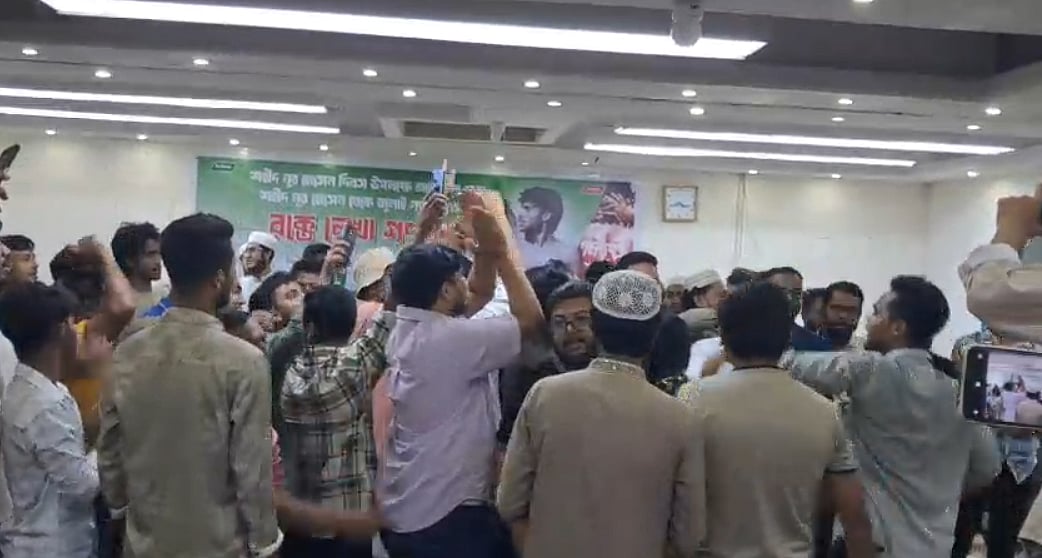 মনোনয়নপত্র বিতরণ শুরু হওয়ার পর গতকাল সোমবার সন্ধ্যায় এনসিপি কার্যালয়ে নেতা–কর্মীদের উল্লাস