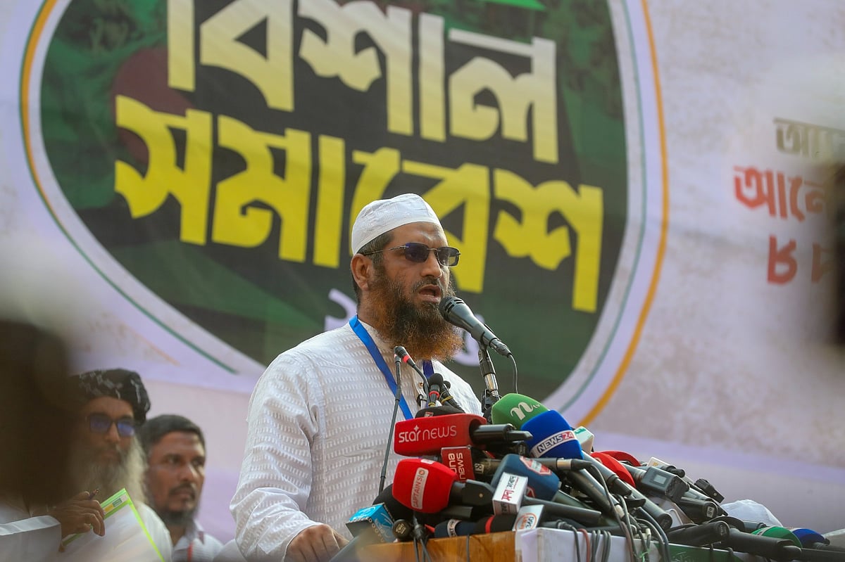 বাংলাদেশ খেলাফত মজলিসের আমির মাওলানা মামুনুল হক। পুরানা পল্টন মোড়ে ৮ দলের সমাবেশে; ১১ নভেম্বর ২০২৫