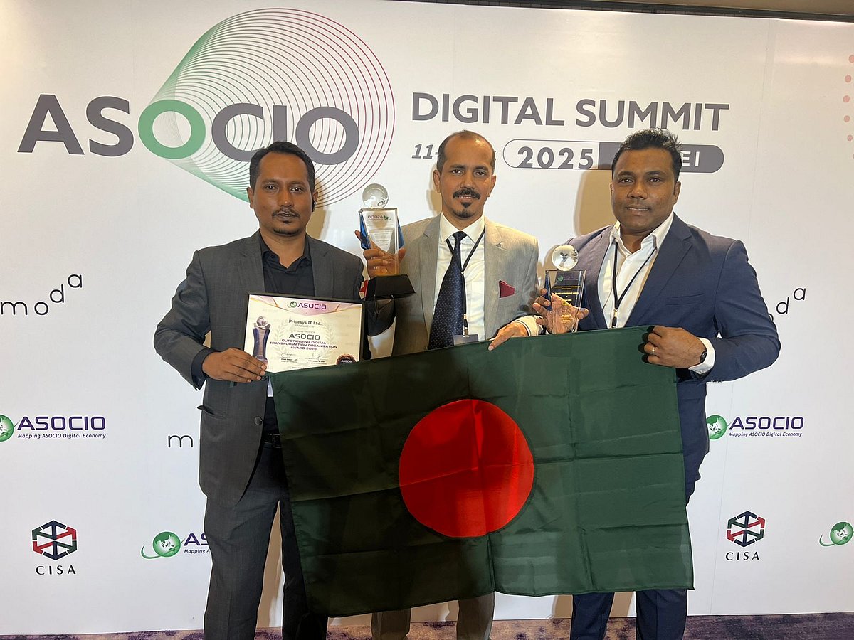 পুরস্কার হাতে প্রাইডসিসের মনোয়ার ইকবাল (মাঝে) ও রাইজআপ ল‍্যাবসের এরশাদুল হক (ডানে)