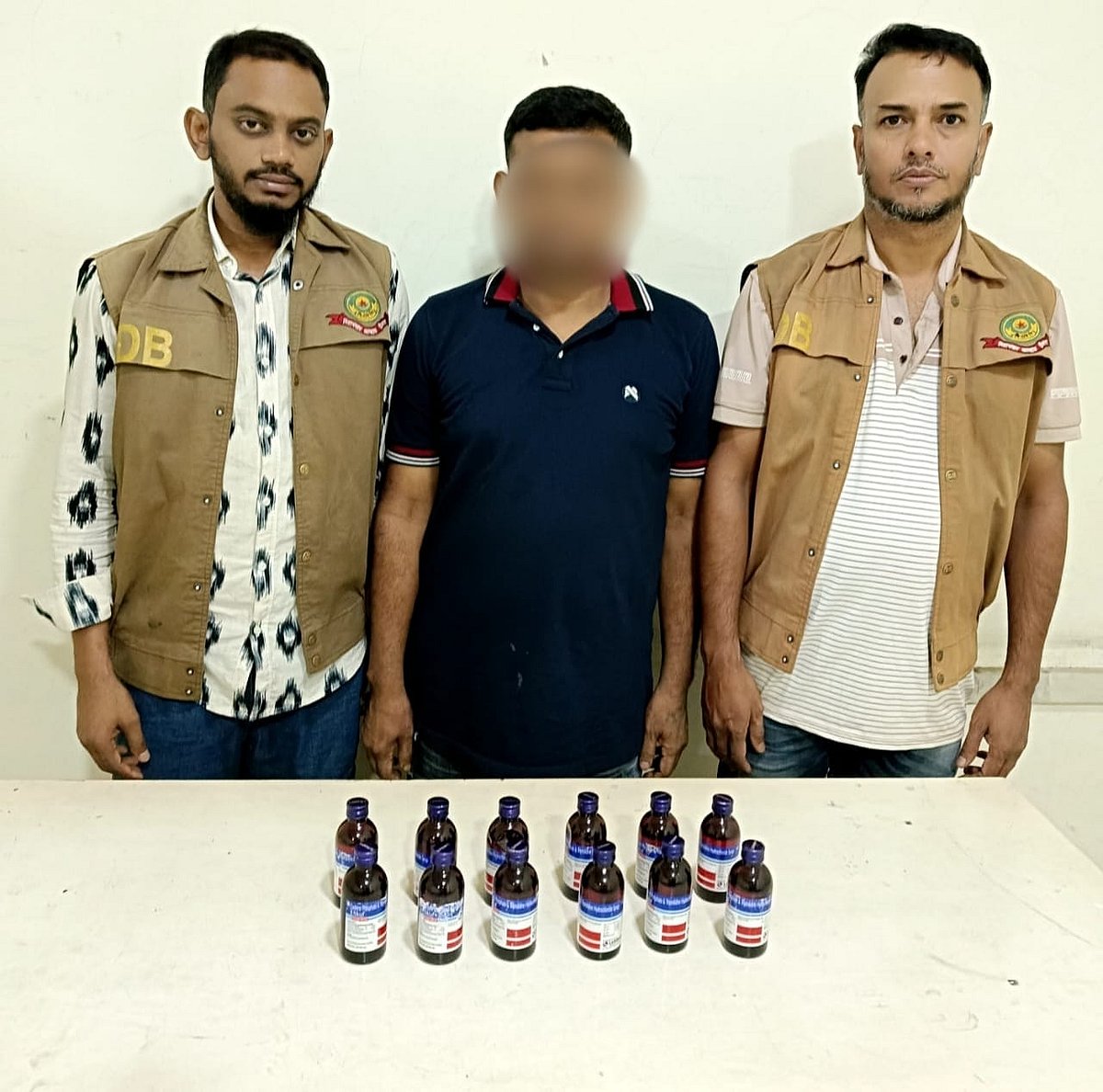 Tualetga siyishning yaqindan pornosi