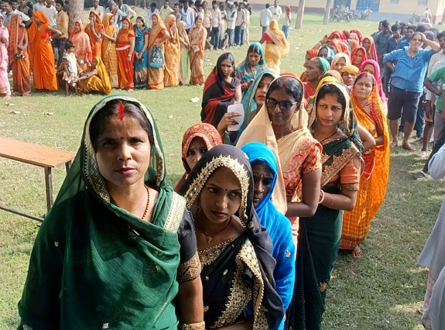 বিহারের বিধানসভা নির্বাচনে ভোট দিচ্ছেন নারীরা