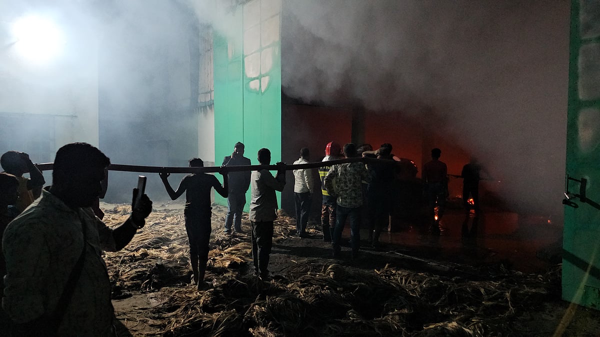 পাটকলে লাগা আগুন নিয়ন্ত্রণের চেষ্টা ফায়ার সার্ভিসের কর্মীদের। মঙ্গলবার রাতে রাজবাড়ীর গোয়ালন্দ উপজেলার দৌলতদিয়ায়