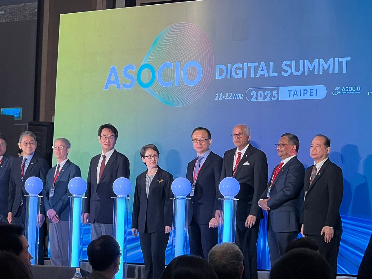 তাইওয়ানে অ্যাসোসিও সামিটের উদ্বোধনী অনুষ্ঠানে তাইওয়ানের উপরাষ্ট্রপতি বি-খিম সিয়াও (মাঝে)