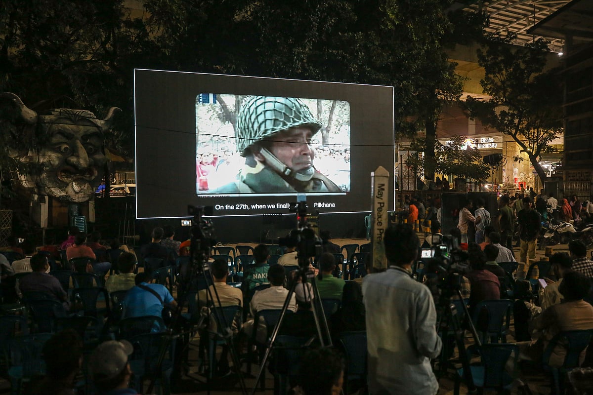 ঢাকা বিশ্ববিদ্যালয়ের টিএসসিতে ফ্যাসিবাদী আমলের গুম, খুন ও লুটপাট নিয়ে প্রামাণ্যচিত্র প্রদর্শিত হয়। ঢাকা, ১২ নভেম্বর