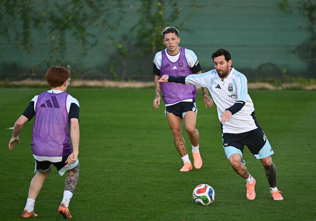 স্পেনে সতীর্থদের সঙ্গে অনুশীলনে লিওনেল মেসি