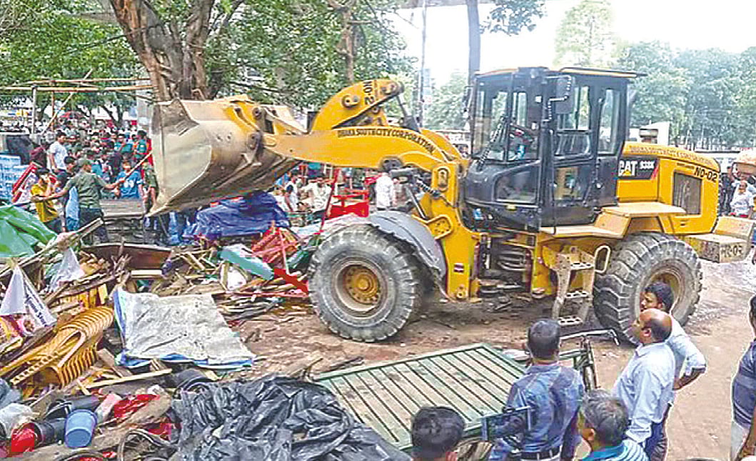 রাজধানীর সোহরাওয়ার্দী উদ্যানে থাকা অবৈধ ভ্রাম্যমাণ দোকানসহ স্থাপনা গুঁড়িয়ে দেয় ঢাকা দক্ষিণ সিটি করপোরেশন