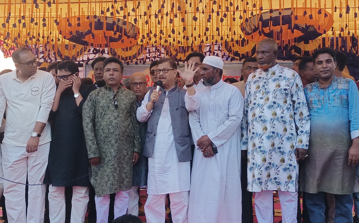 বগুড়ার শিবগঞ্জ উপজেলায় নাগরিক ঐক্য ও যুব নাগরিক ঐক্যের  আয়োজনে গণসংযোগ শেষে পথসভায় প্রধান অতিথির বক্তব্যে দিচ্ছেন দলের সভাপতি মাহমুদুর রহমান মান্না। বুধবার বিকেলে উপজেলার কিচক ইউনিয়নে