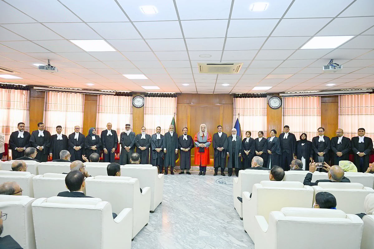 সুপ্রিম কোর্টের হাইকোর্ট বিভাগে স্থায়ী নিয়োগ পাওয়া ২১ বিচারপতি শপথ নিয়েছেন। ১২ নভেম্বর ২০২৫