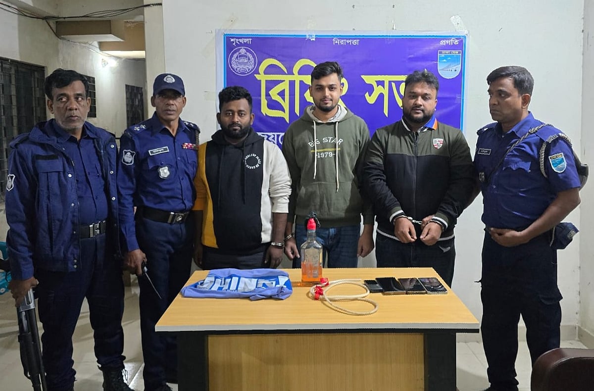 গাজীপুরে পেট্রলবোমা তৈরির সরঞ্জামসহ আটক ছাত্রলীগ ও স্বেচ্ছাসেবক লীগের তিন নেতা। বুধবার রাত সাড়ে ৯টার দিকে জয়দেবপুর থানায়