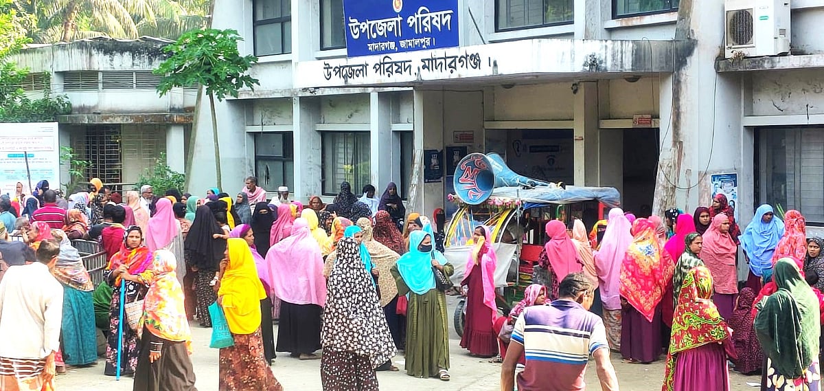 জামালপুরের মাদারগঞ্জে সমিতি থেকে আমানতের টাকা উদ্ধারের দাবিতে উপজেলা পরিষদ কার্যালয় ঘেরাও করেন গ্রাহকেরা। আজ বুধবার দুপুরে উপজেলা পরিষদ প্রাঙ্গণে