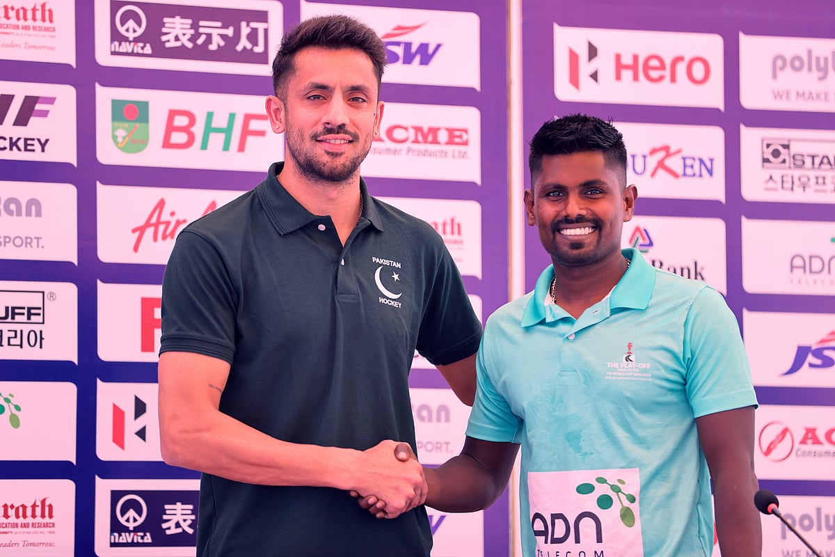 সংবাদ সম্মেলনে বাংলাদেশ হকি দলের অধিনায়ক রেজাউল করিম (ডানে) ও পাকিস্তান হকি দলের অধিনায়ক শাকিল ভাট