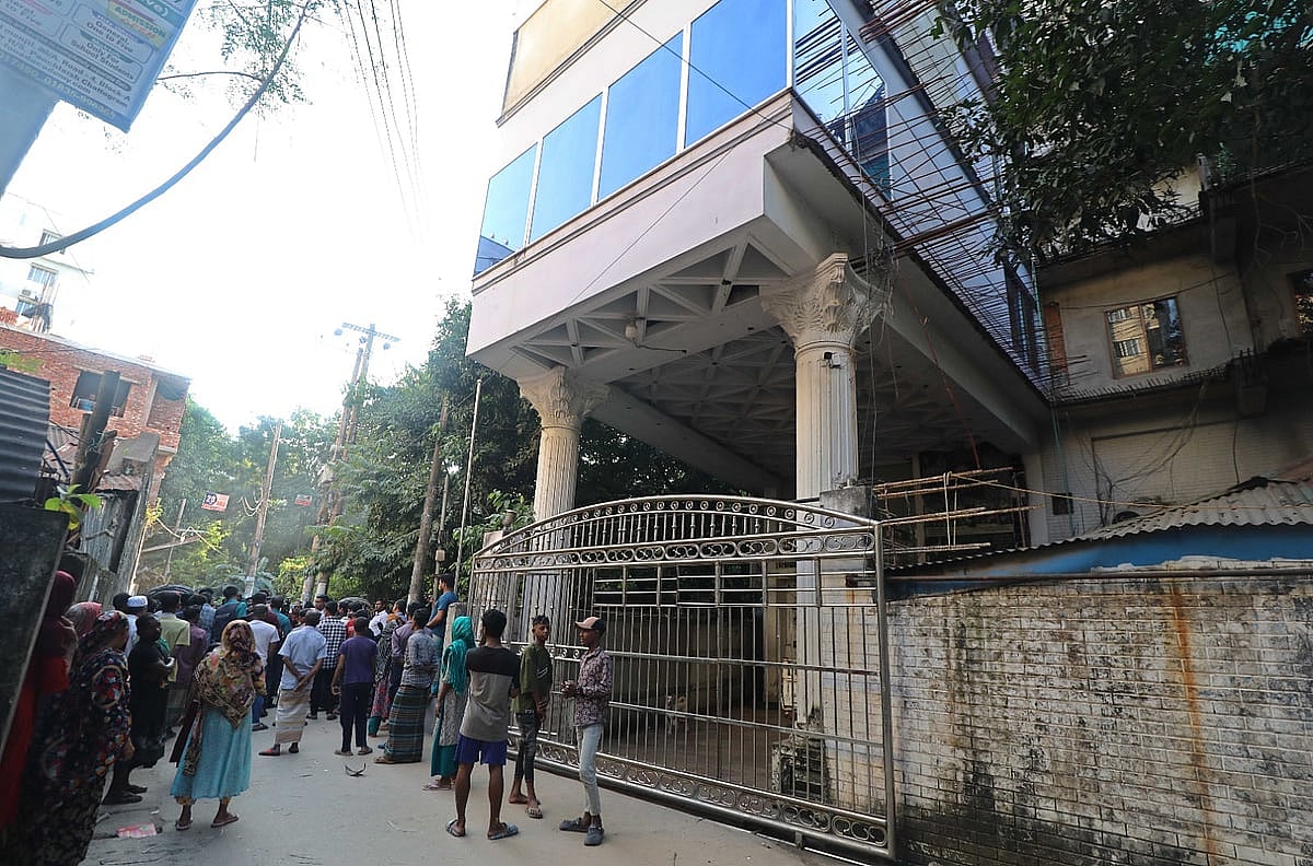 সামাজিক যোগাযোগ মাধ্যমের তথ্যের ভিত্তিতে সাবেক শিক্ষামন্ত্রী মুহিবুল হাসান চৌধুরীর বাসভবনে অভিযান চালায় পুলিশ। আজ বিকেল ৪টায় চট্টগ্রাম নগরের দুই নম্বর গেটের চশমা হিলে