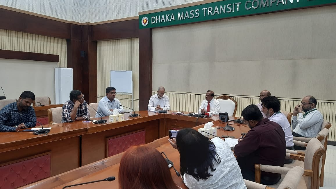 উত্তরার দিয়াবাড়িতে ডিএমটিসিএল প্রধান কার্যালয়ে আজ বুধবার সড়ক, রেল ও অবকাঠামো খাতের সাংবাদিকদের সঙ্গে মতবিনিময় সভায় কথা বলেন ঢাকা ম্যাস ট্রানজিট কোম্পানি লিমিটেডের (ডিএমটিসিএল) ব্যবস্থাপনা পরিচালক ফারুক আহমেদ