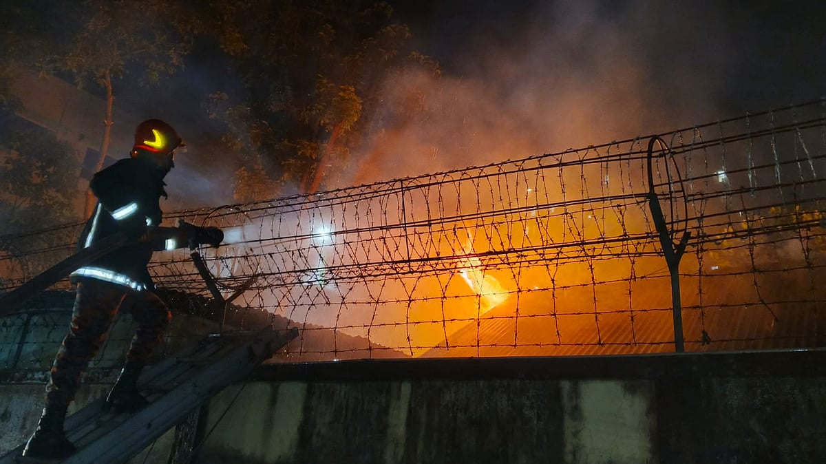 ‌সিলেটে বি‌টি‌সিএলের প‌রিত‌্যক্ত গুদামে লাগা আগুন আধা ঘণ্টার চেষ্টায় নিয়ন্ত্রণে আনেন ফায়ার সার্ভিসের সদস্যরা। আজ বুধবার সন্ধ্যায় নগরের তালতলা এলাকায়