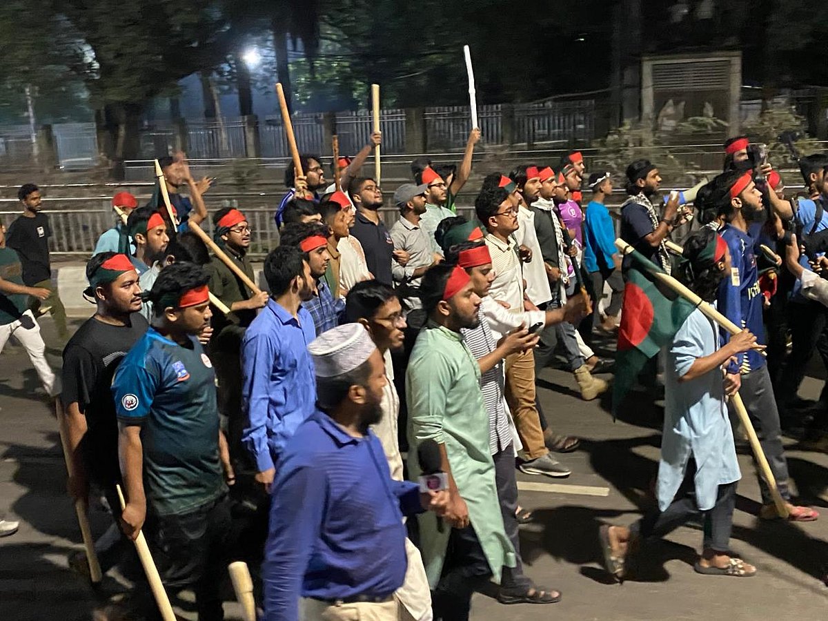 টিএসসিতে ককটেল বিস্ফোরণের পর ঢাকা বিশ্ববিদ্যালয়ে বিভিন্ন সংগঠন বিক্ষোভ–মিছিল করেছে। ঢাকা, ১২ নভেম্বর