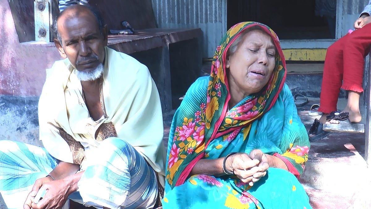 অবৈধভাবে ইতালি যাওয়ার পথে ভূমধ্যসাগরে মারা যাওয়া জাফর ব্যাপারীর স্বজনদের আহাজারি। বুধবার সকালে সদর উপজেলার ধুরাইল ইউনিয়নের চর বাজিতপুর এলাকায়