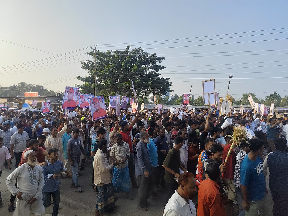 কুমিল্লা-৫ (বুড়িচং ও ব্রাহ্মণপাড়া) আসনে বিএনপির প্রার্থী পরিবর্তনের দাবিতে ঢাকা-চট্টগ্রাম মহাসড়ক অবরোধ। বুধবার বিকেল বুড়িচং উপজেলার নিমসার বাজার এলাকায়
