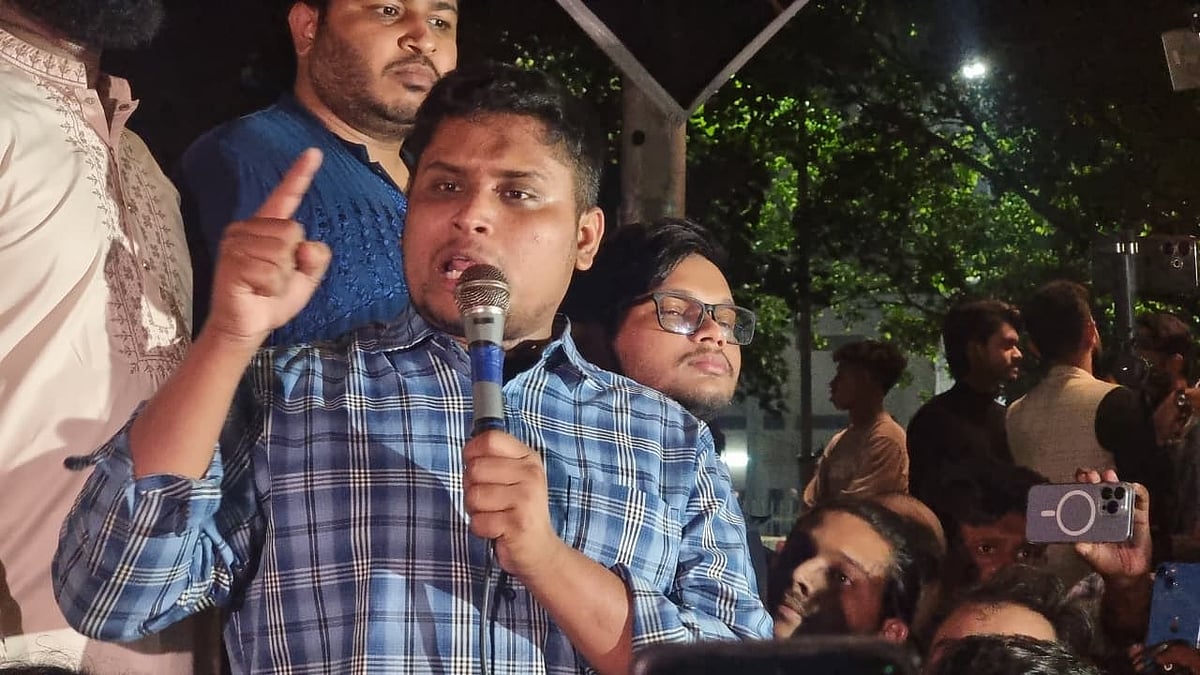 আওয়ামী লীগের ‘লকডাউন’ কর্মসূচি প্রতিহত করার আহ্বান জানিয়ে জাতীয় নাগরিক পার্টির (এনসিপি) সমাবেশে বক্তব্য দিচ্ছেন দলটির দক্ষিণাঞ্চলের মুখ্য সংগঠক হাসনাত আবদুল্লাহ। আজ বুধবার সন্ধ্যায় রাজধানীর শাহবাগ মোড়ে