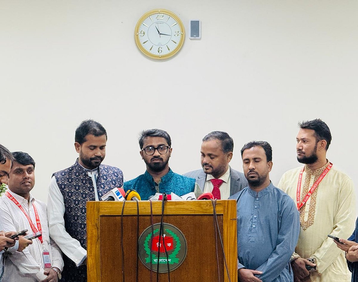নির্বাচন কমিশনে স্মারকলিপি দেওয়ার পর সাংবাদিকদের সঙ্গে কথা বলেন গণ অধিকার পরিষদের নেতারা। ১২ নভেম্বর ২০২৫, ঢাকা