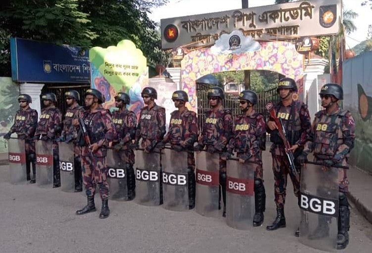 রাজধানীর শিশু একাডেমির সামনে বিজিবির একদল সদস্য
