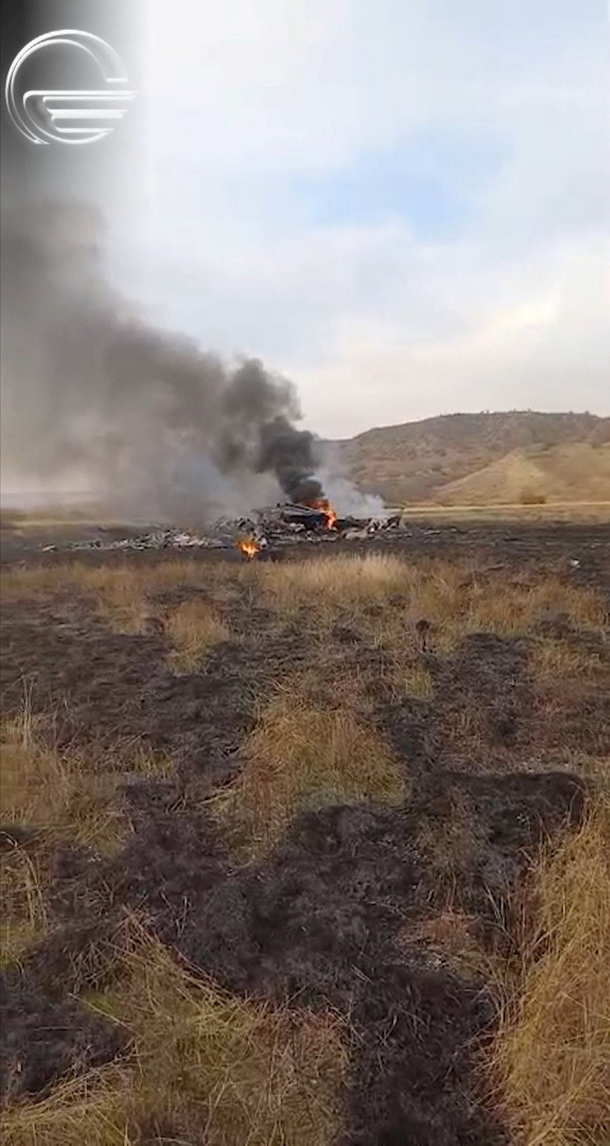 উড়োজাহাজটি আকাশে ঘুরতে ঘুরতে মাটিতে আছড়ে পড়ছে এবং সঙ্গে সঙ্গে আগুন ধরে যায়। আজারবাইজান সীমান্ত, সিঘনাঘি মিউনিসিপ্যালিটি, কাখেতি, জর্জিয়া, ১১ নভেম্বর