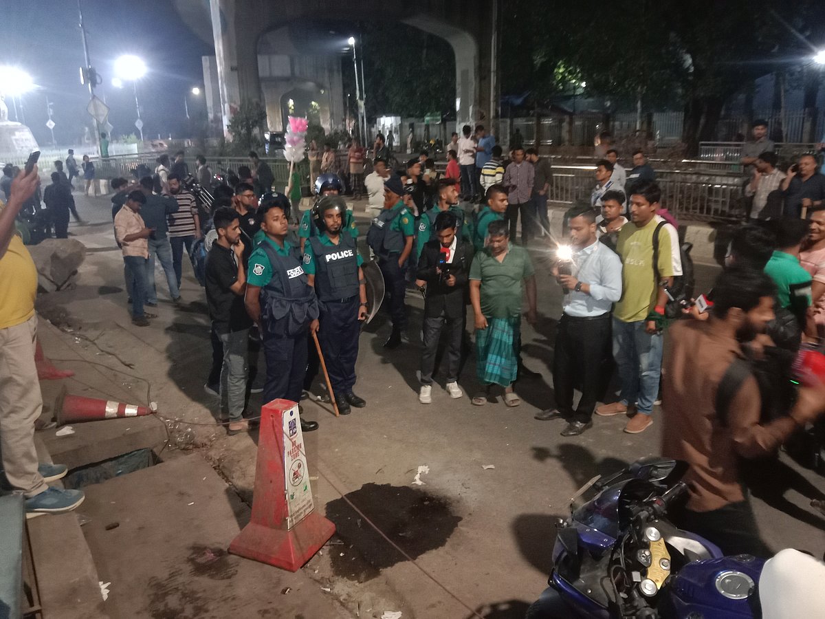 বাংলা একাডেমির দিক থেকে টিএসসির দিকে যাওয়ার পথটিতে এ বিস্ফোরণ ঘটে