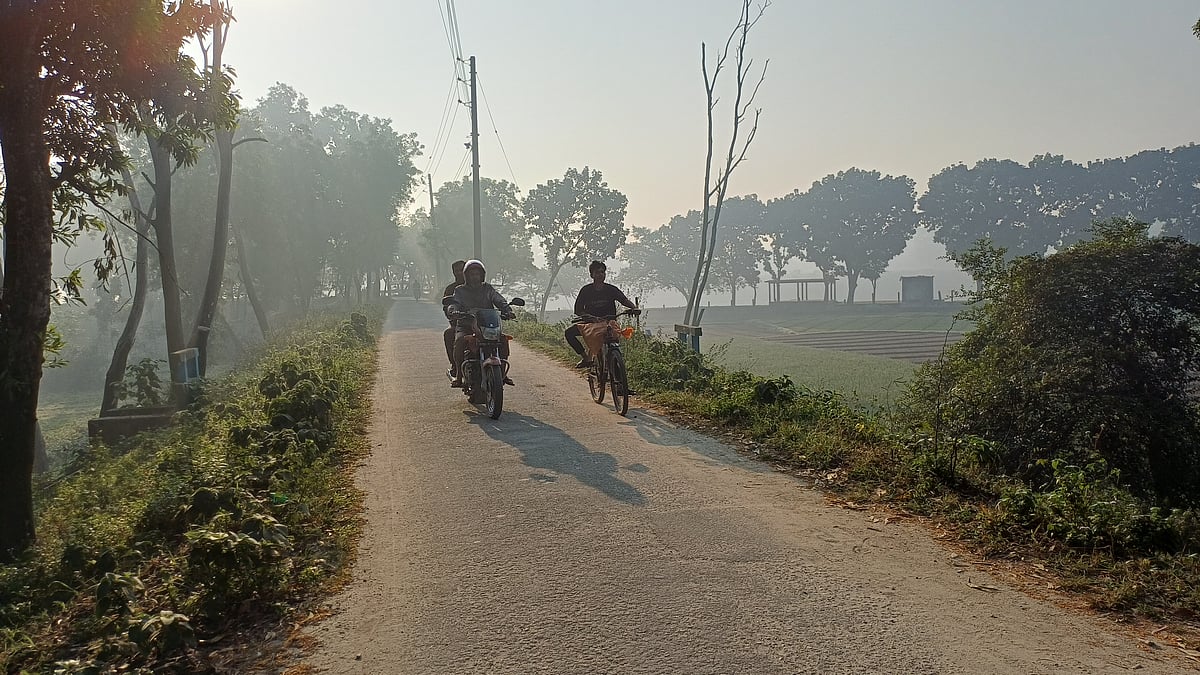 টানা দুদিন ধরে দেশের সর্বনিম্ন তাপমাত্রা রেকর্ড করা হচ্ছে পঞ্চগড়ের তেঁতুলিয়ায়। জেলাজুড়ে বাড়ছে শীতের অনুভূতি। বুধবার সকাল আটটায় পঞ্চগড় পৌরসভার তুলারডাঙ্গা এলাকায়