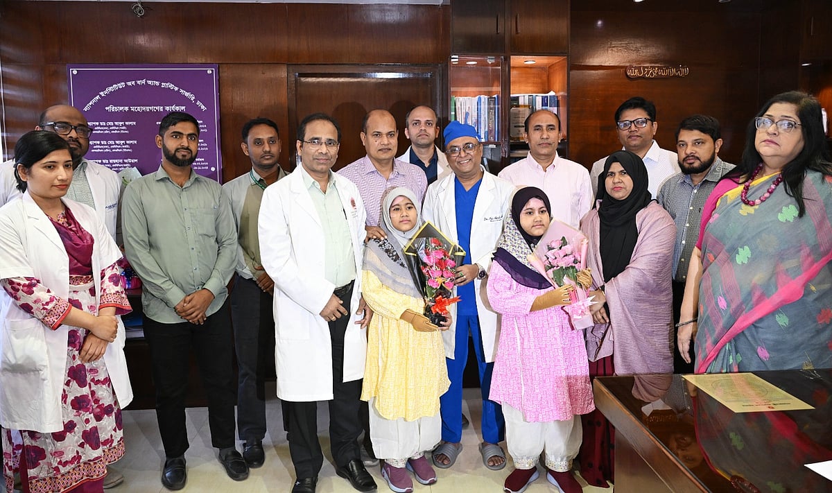 জাতীয় বার্ন ও প্লাস্টিক সার্জারি ইনস্টিটিউটের পরিচালকের কার্যালয়ে সারিনাহ জাহান সায়রা ও সাইবাহ জাহান সায়মাকে বিদায় জানান হাসপাতালের চিকিৎসক, নার্স ও কর্মচারীরা। ১২ নভেম্বর