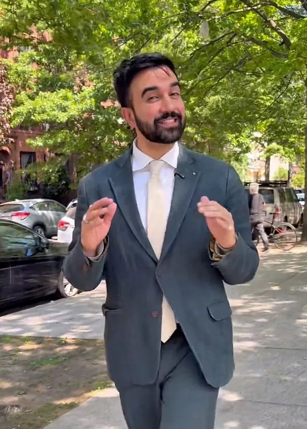 জোহরান মামদানির প্রচারের ভিডিওগুলো সামাজিক যোগাযোগমাধ্যমে সহজেই নজর কাড়ে। উজ্জ্বল রঙে ভরা ভিডিওগুলো আধেয়ের ভিড়েও আলাদা হয়ে ওঠে