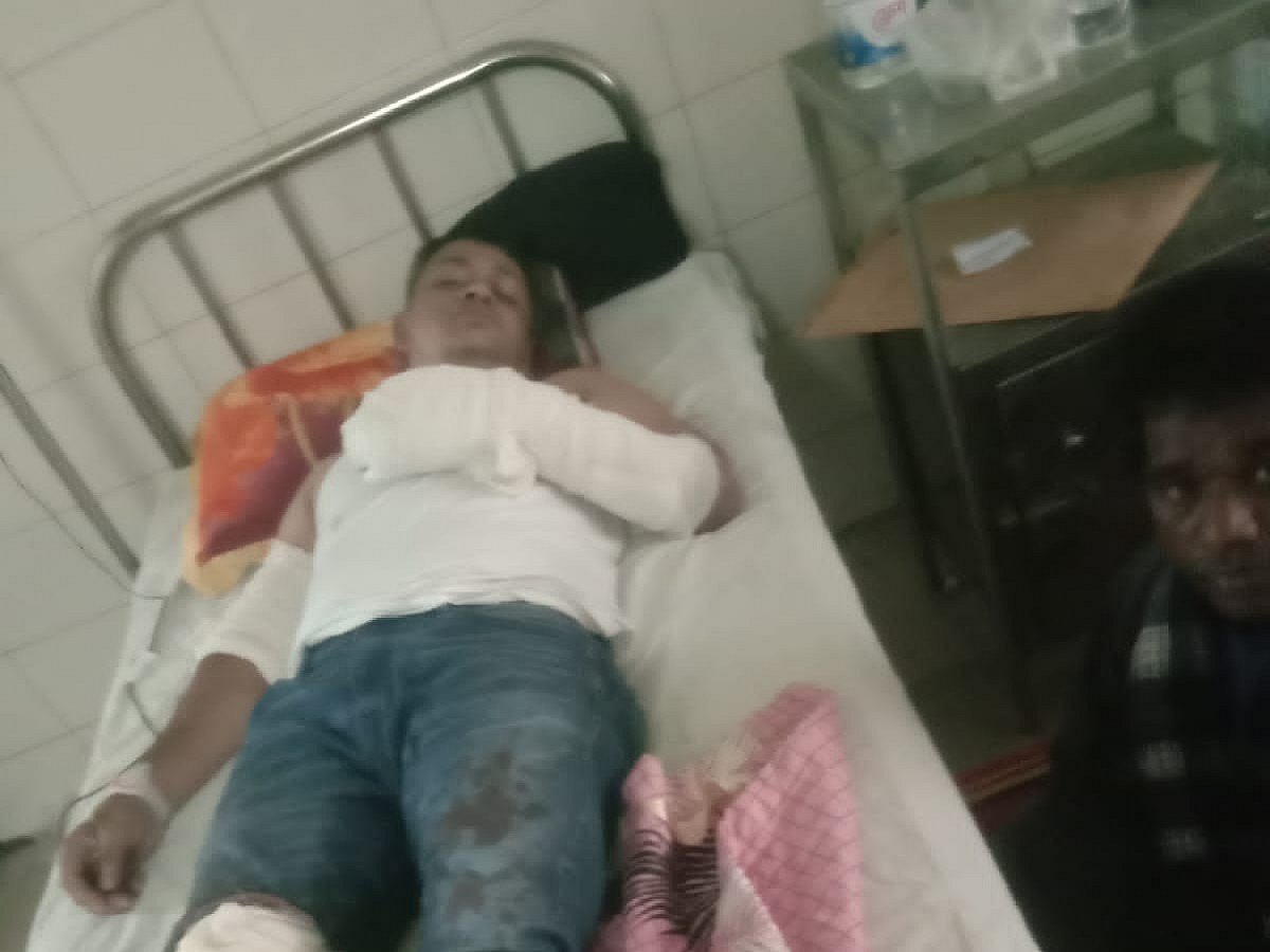 দুর্বৃত্তের হামলায় আহত পুলিশের এসআই নুরুল ইসলাম। আজ বুধবার সকালে রাজশাহী মেডিকেল কলেজ হাসপাতালে