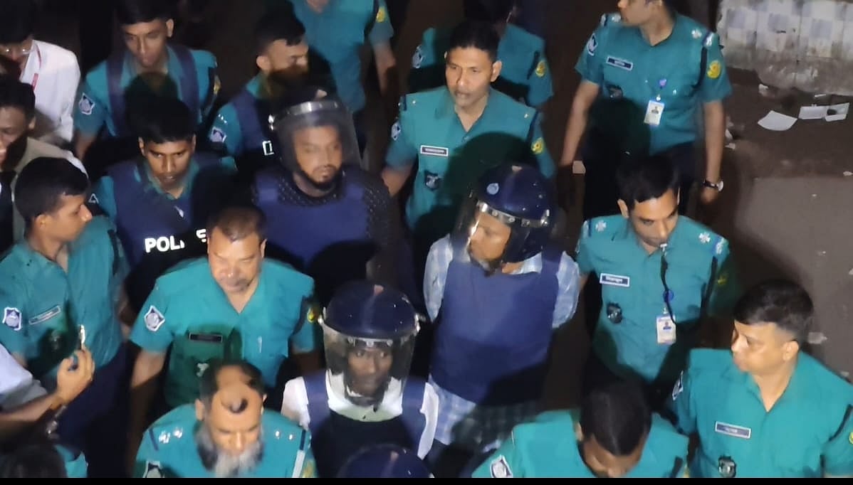 আদালতে আসামিদের  হেলমেট ও বুলেট প্রুফ জ্যাকেট পরিয়ে আনা হয়। ১২ নভেম্বর