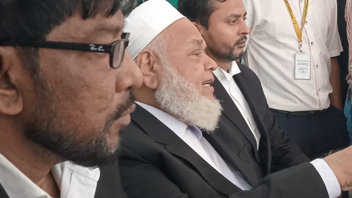 আন্তর্জাতিক অপরাধ ট্রাইব্যুনাল প্রাঙ্গণে এক ব্রিফিংয়ে সাংবাদিকদের বিভিন্ন প্রশ্নের জবাব দেন প্রসিকিউটর মিজানুল ইসলাম (মাঝে)। ১২ নভেম্বর