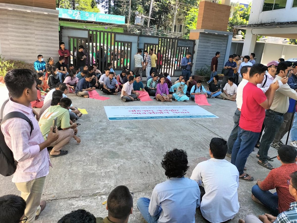 রাঙামাটি জেলা পরিষদের মূল ফটক আটকে শিক্ষক নিয়োগ পরীক্ষার প্রার্থীদের বিক্ষোভ। আজ সকালে তোলা