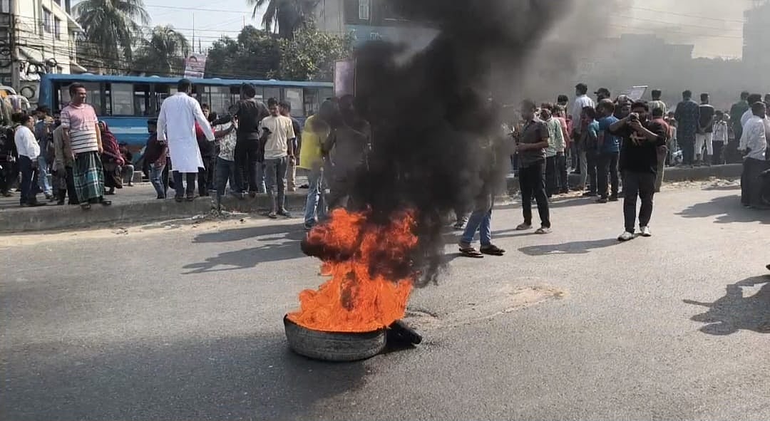 গাজীপুর-৬ আসন বহালের দাবিতে বিএনপির নেতা-কর্মীদের বিক্ষোভ। আজ বুধবার সকালে ঢাকা-ময়মনসিংহ মহাসড়কের টঙ্গীর কলেজ গেট এলাকায়